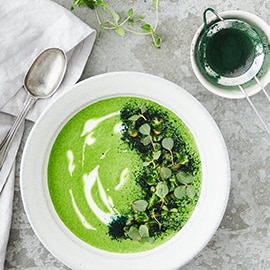 Grøn ærte- og aspargessuppe med kikærtecrunch, lemon-skyr og spirulina Grøn ærte- og aspargessuppe med kikærtecrunch, lemon-skyr og spirulina